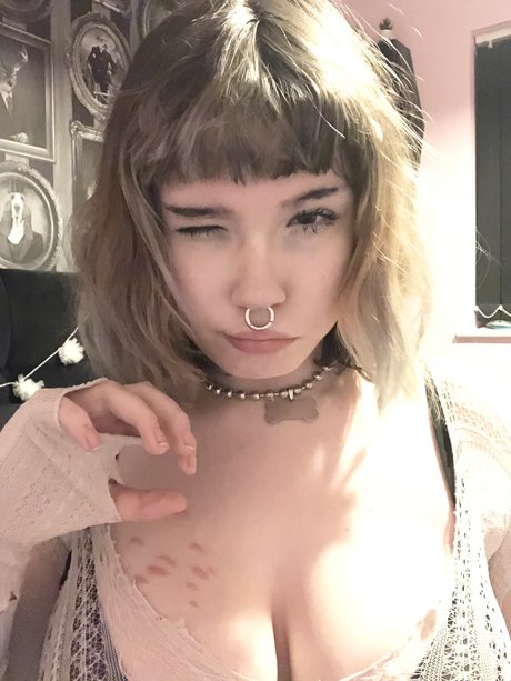 Foto desnuda filtrada de OnlyFans de Tinyfawnn
