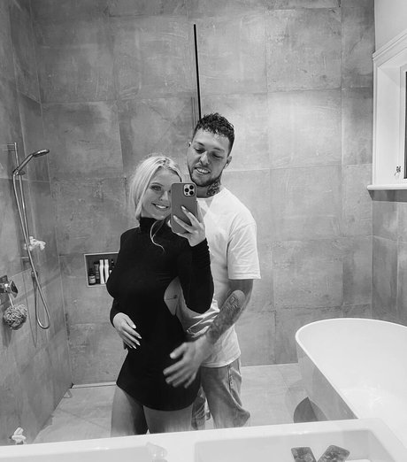 Foto desnuda filtrada de OnlyFans de Ellaredmond