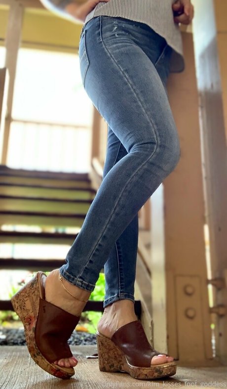 Kimkissesfootgoddess