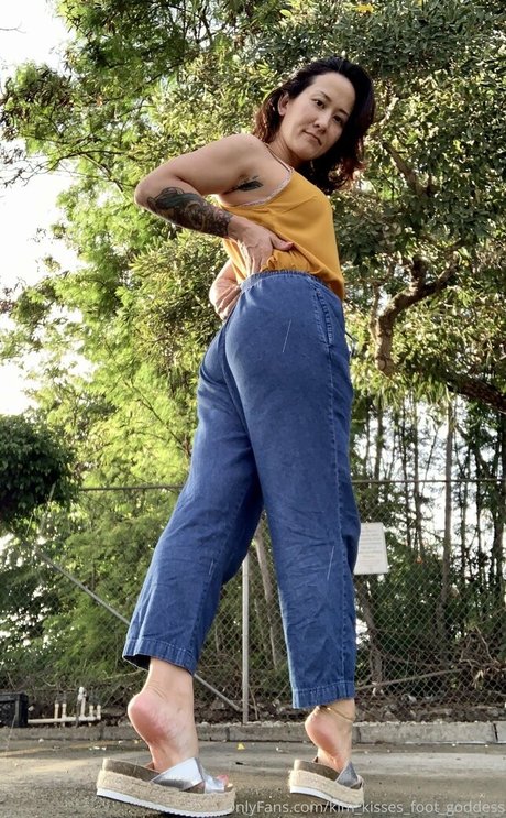 Kimkissesfootgoddess