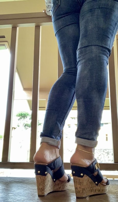 Kimkissesfootgoddess