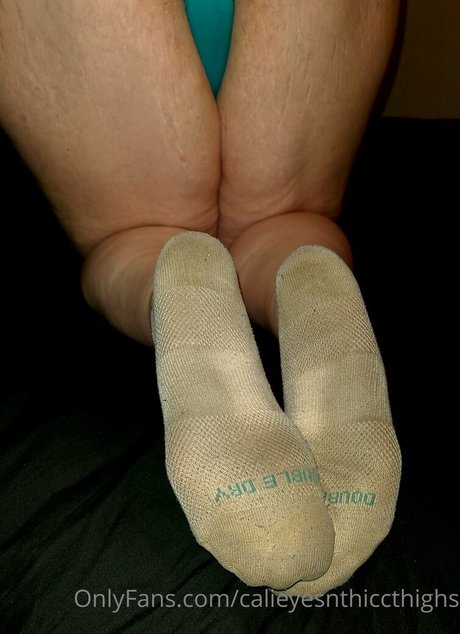 Calieyesnthiccthighs