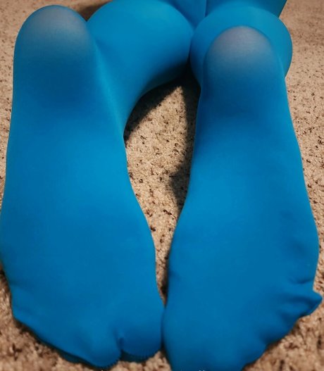 Calieyesnthiccthighs