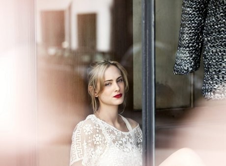 Nora Arnezeder