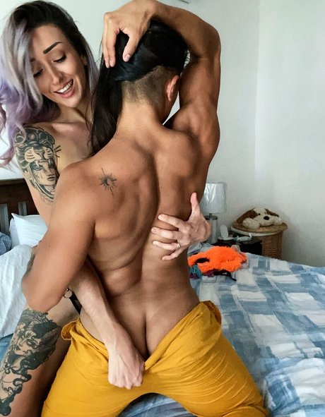 Foto desnuda filtrada de OnlyFans de Elikfitcouplegirls