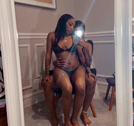 Foto desnuda filtrada de OnlyFans de Lola And Moni