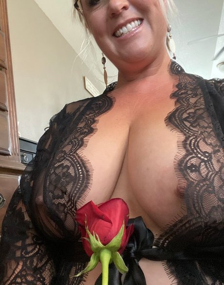 Nita Marie Milfqueen