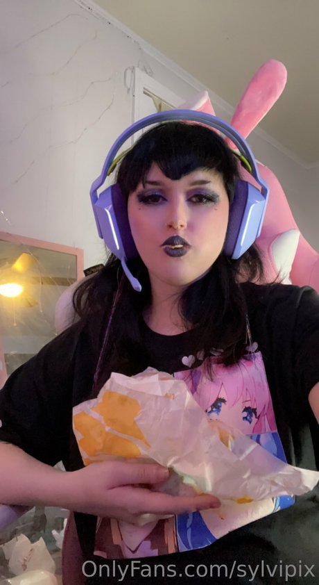 Sylvipix Young Goth Milf