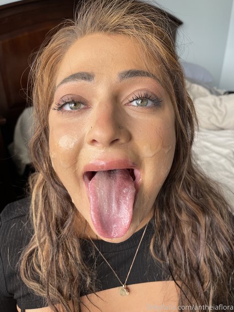 Foto desnuda filtrada de OnlyFans de Antheia Flora