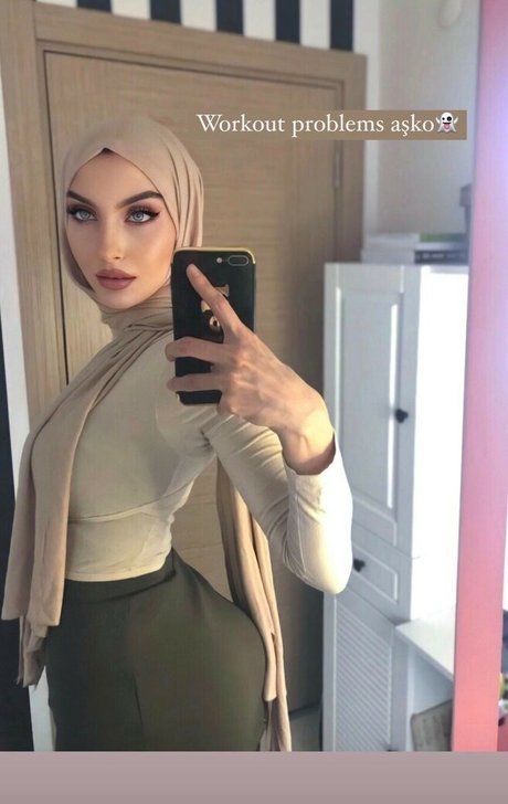 Foto desnuda filtrada de OnlyFans de Sariikubraa