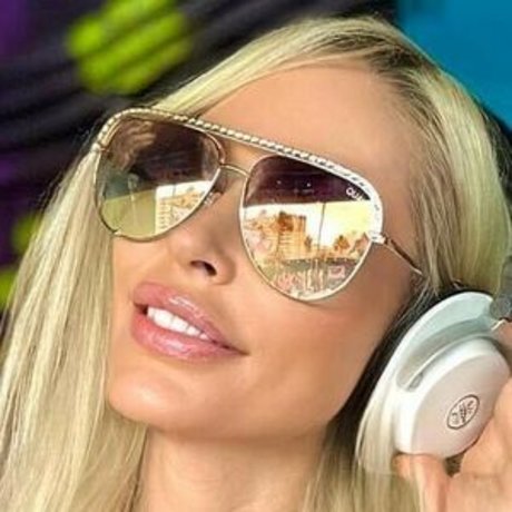 Samantha XO Swinger DJ