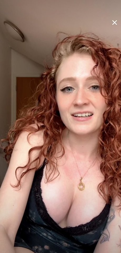 Foto desnuda filtrada de OnlyFans de Janet Devlin