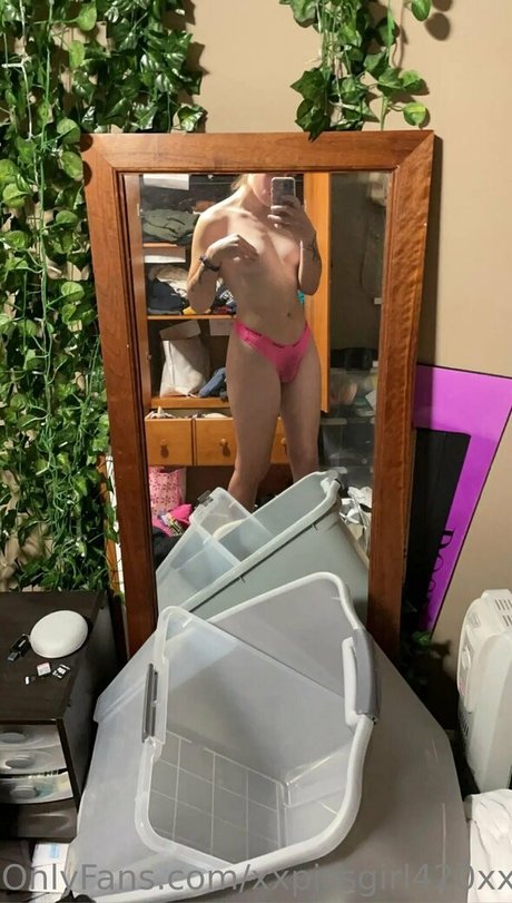 Foto desnuda filtrada de OnlyFans de Xxpissgirl420xx