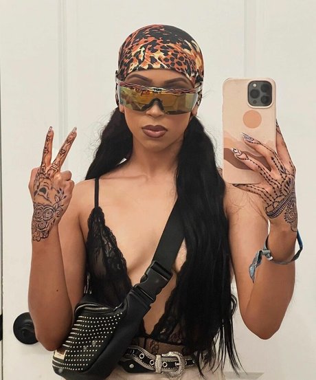 Foto desnuda filtrada de OnlyFans de Liza Koshy