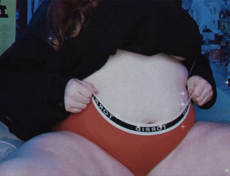 Curvy Queen  Bow Down