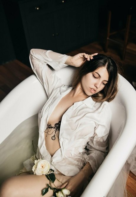 Foto desnuda filtrada de OnlyFans de Alloona