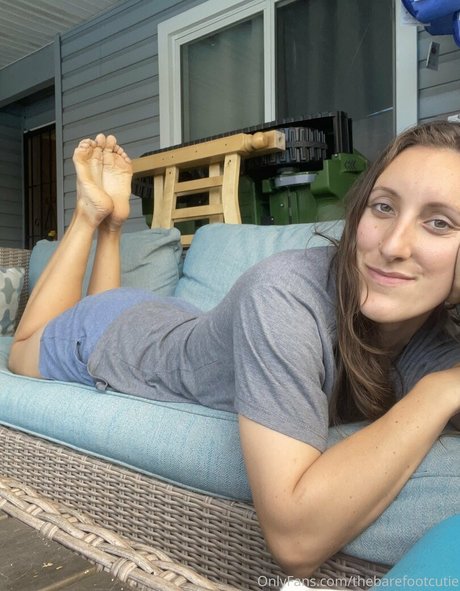 Thebarefootcutie
