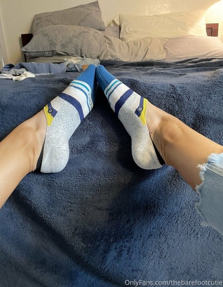 Thebarefootcutie