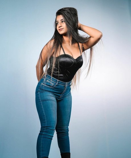 Foto desnuda filtrada de OnlyFans de Suhana Khan