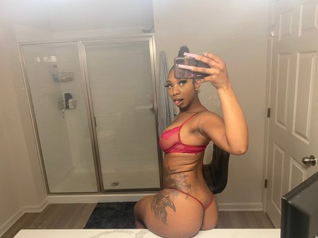 Foto desnuda filtrada de OnlyFans de Sip On Moet