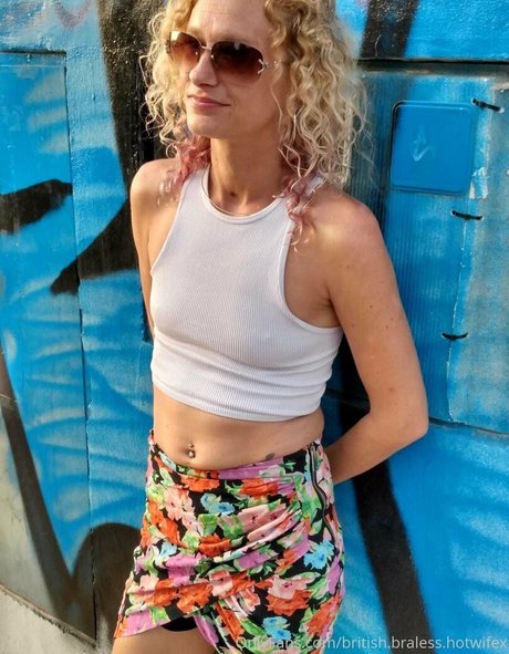 Britishbralesshotwifex