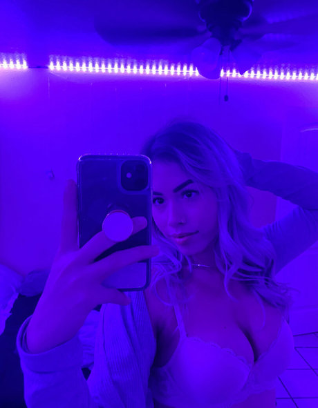 Foto desnuda filtrada de OnlyFans de Cherryonbottom