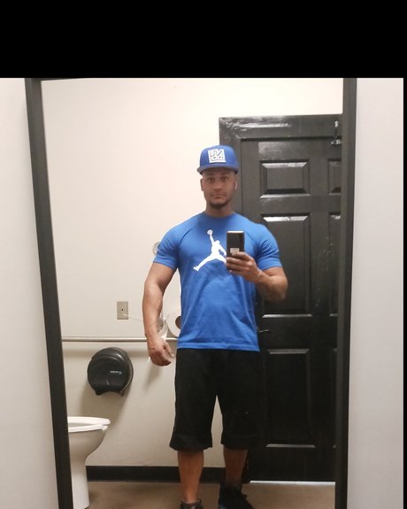 Foto desnuda filtrada de OnlyFans de Dominant Traits