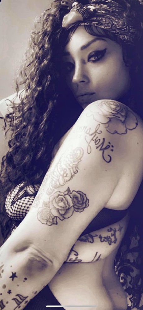 Foto desnuda filtrada de OnlyFans de Purple Pook