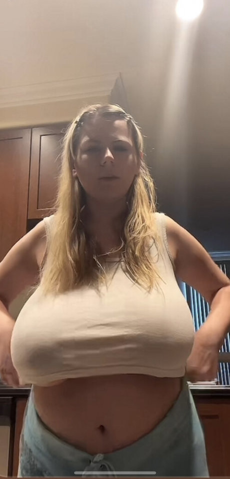 Foto desnuda filtrada de OnlyFans de Emspensiveemily