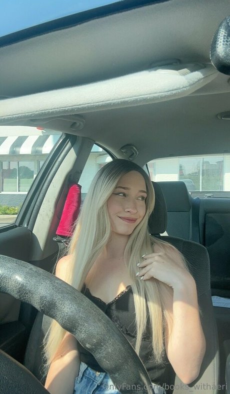 Foto desnuda filtrada de OnlyFans de Bookswithari