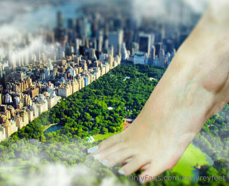 Carlyreyfeet