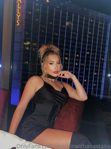 Foto desnuda filtrada de OnlyFans de Snackinwithanastasia