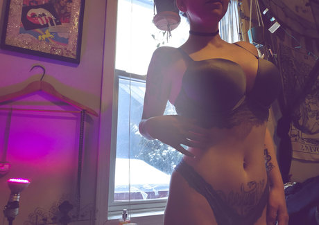 Foto desnuda filtrada de OnlyFans de Lavenderbloodlustfree