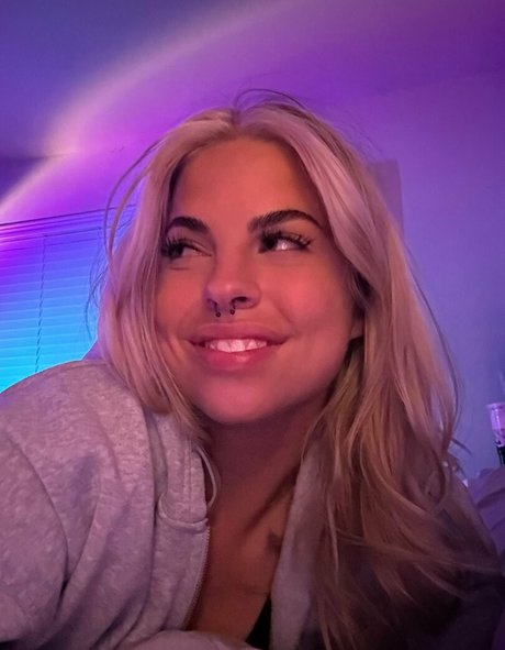 Foto desnuda filtrada de OnlyFans de Cobraj