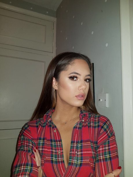 Foto desnuda filtrada de OnlyFans de Saoirse Alicia Behzadi