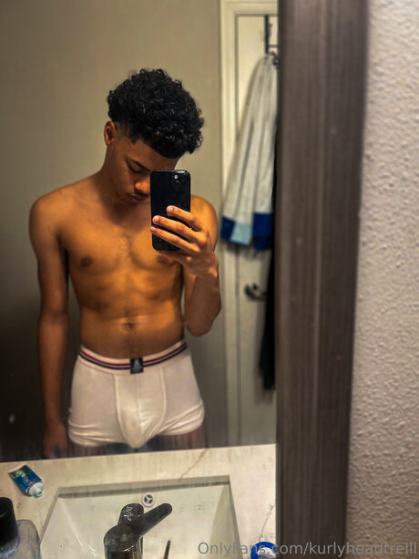 Foto desnuda filtrada de OnlyFans de Kurlyheadtrelll