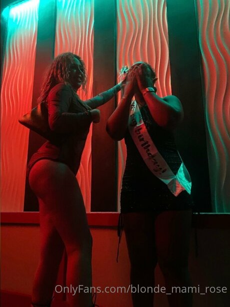 Blonde Mami Rose