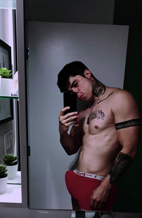 Foto desnuda filtrada de OnlyFans de Adrian