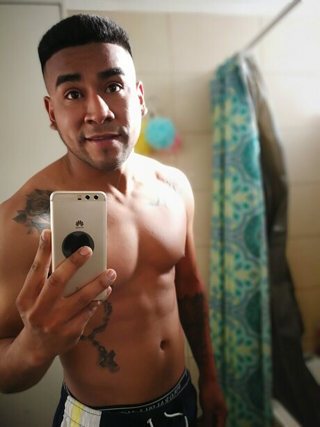 Foto desnuda filtrada de OnlyFans de Latino Gang 