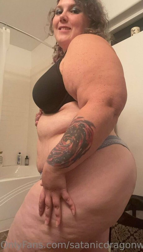 Foto desnuda filtrada de OnlyFans de Satanicdragonwitch