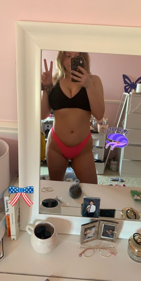 Foto desnuda filtrada de OnlyFans de Butterfly Babe
