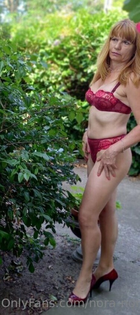 Naked_nora