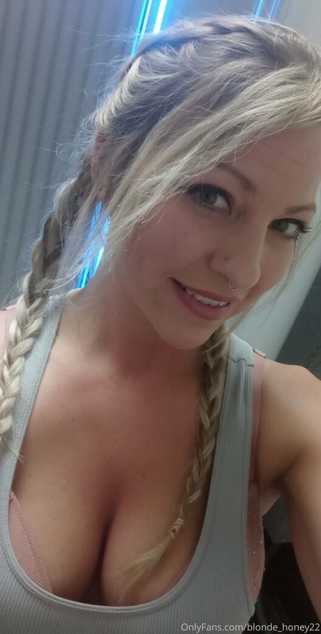 Blondehoney22