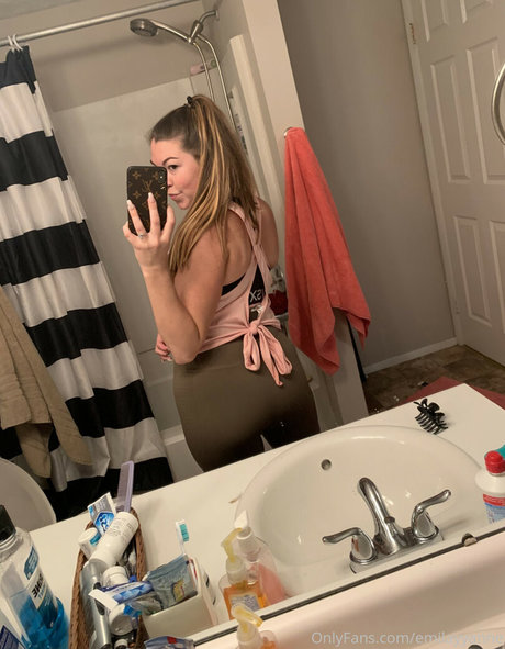 Foto desnuda filtrada de OnlyFans de Emilayyy Babayy