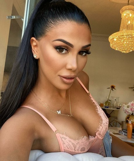 Foto desnuda filtrada de OnlyFans de Isabel Raad