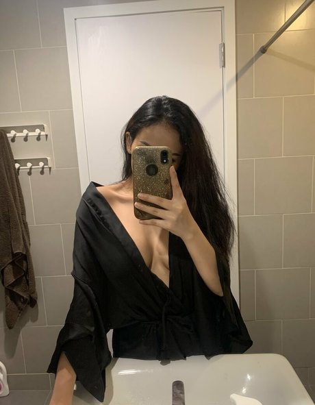 Girl_shows_tits
