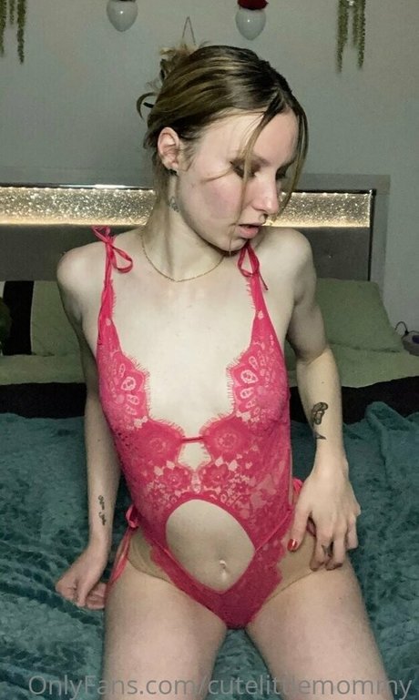 Foto desnuda filtrada de OnlyFans de Cutelittlemommy