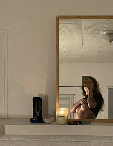 Foto desnuda filtrada de OnlyFans de Tinyjennn