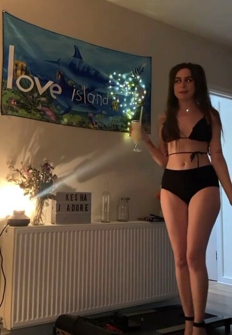 Foto desnuda filtrada de OnlyFans de Dodie Clark