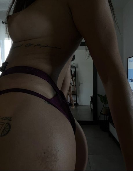 Julie Bertin Foto desnuda filtrada de OnlyFans de Julie Bertin #7
